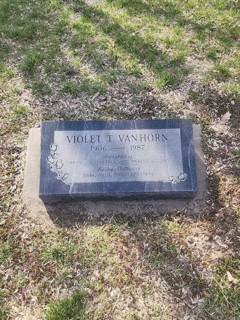 Violet T. Fagan Van Horn's grave. Photo 1