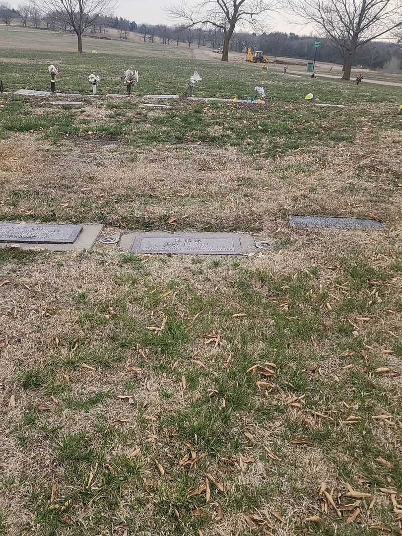 Lin-Di Xin's grave. Photo 2