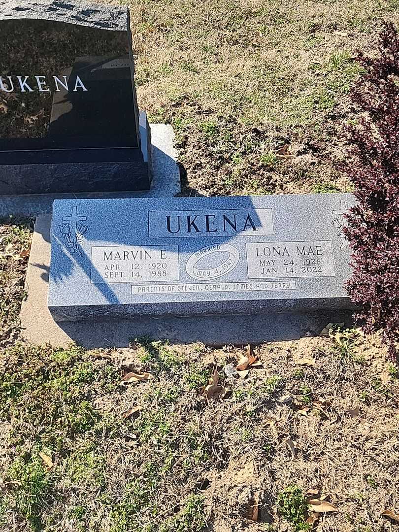 Lona Mae Ukena's grave. Photo 1