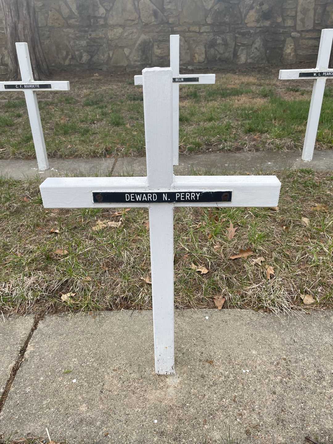 Deward N. Perry's grave. Photo 3
