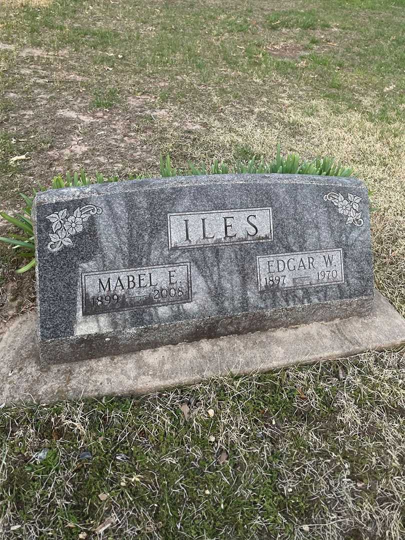 Mabel E. Iles's grave. Photo 1