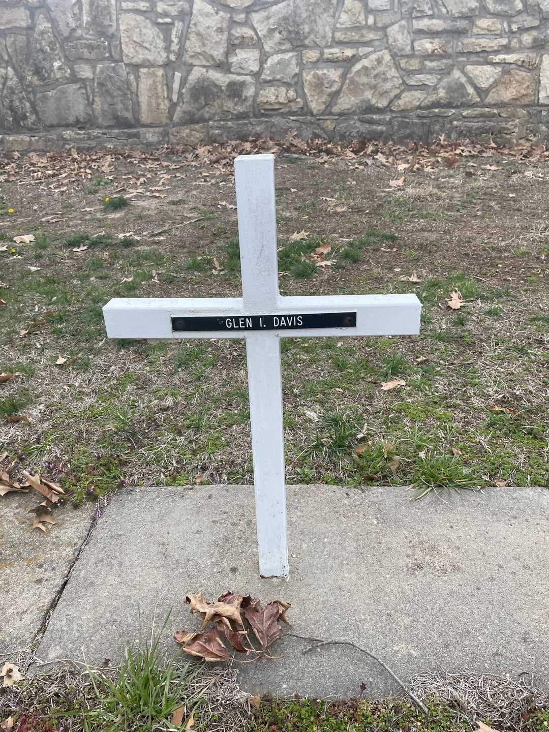 Glen I. Davis's grave. Photo 3