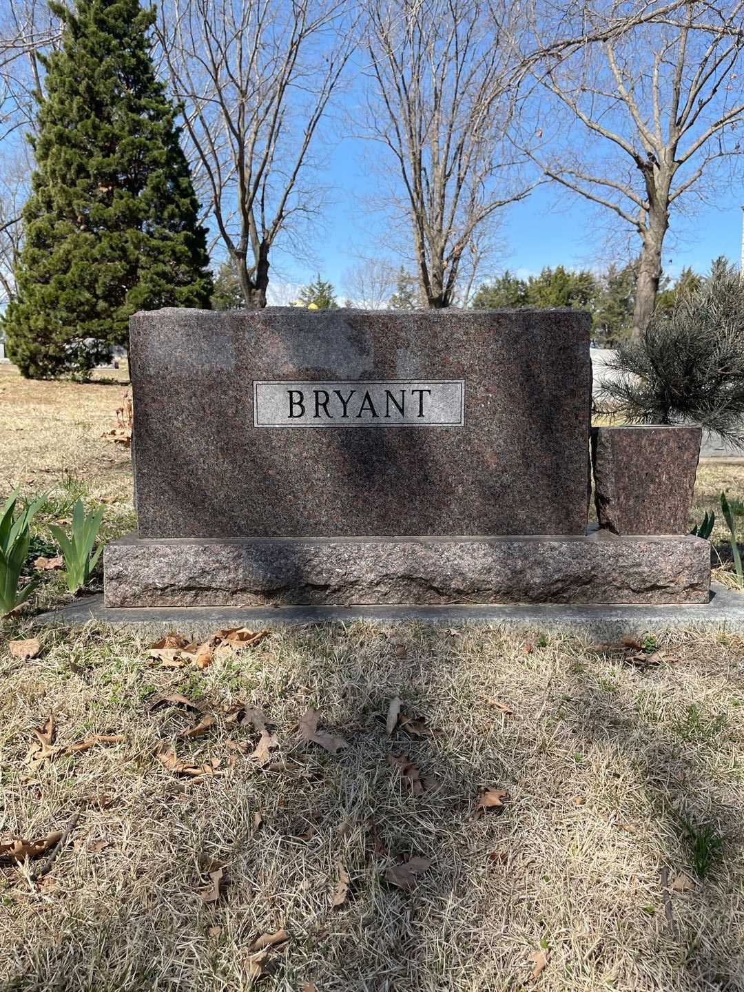 Edna Marguerite Dailey Bryant's grave. Photo 1