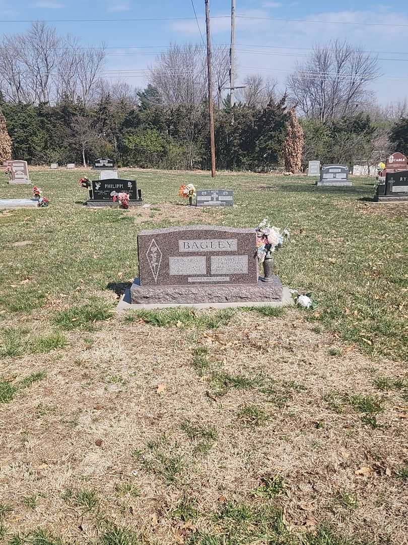 Elaine L. Qemstead Bagley's grave. Photo 2
