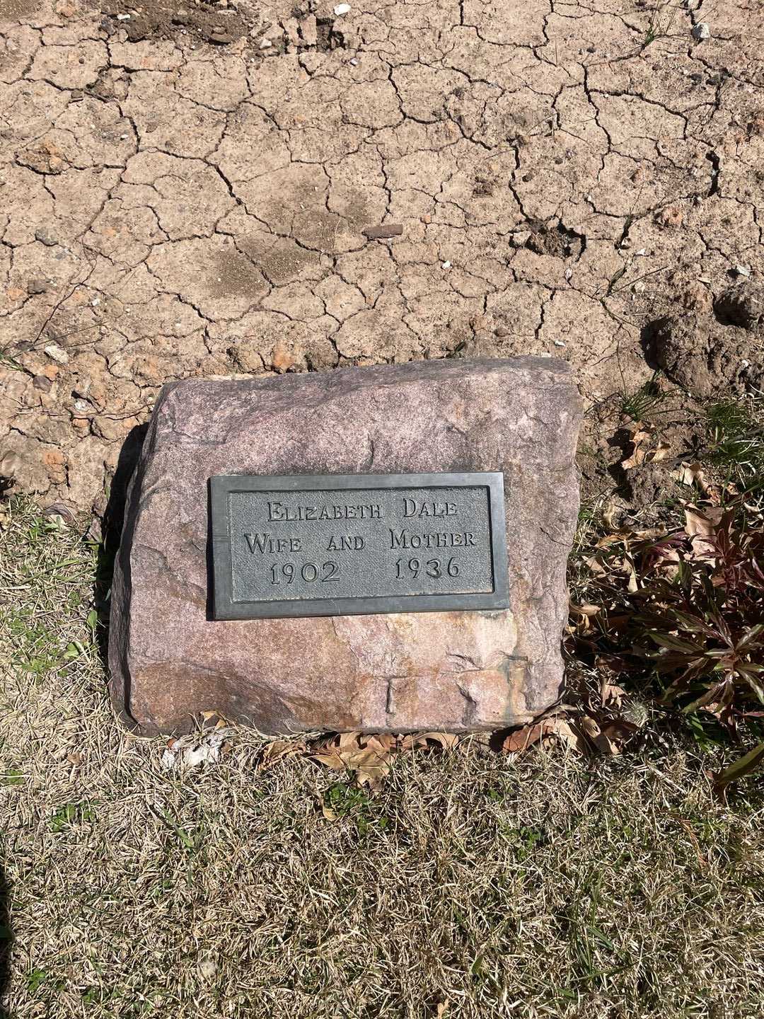 Beatrice L. Dale's grave. Photo 1