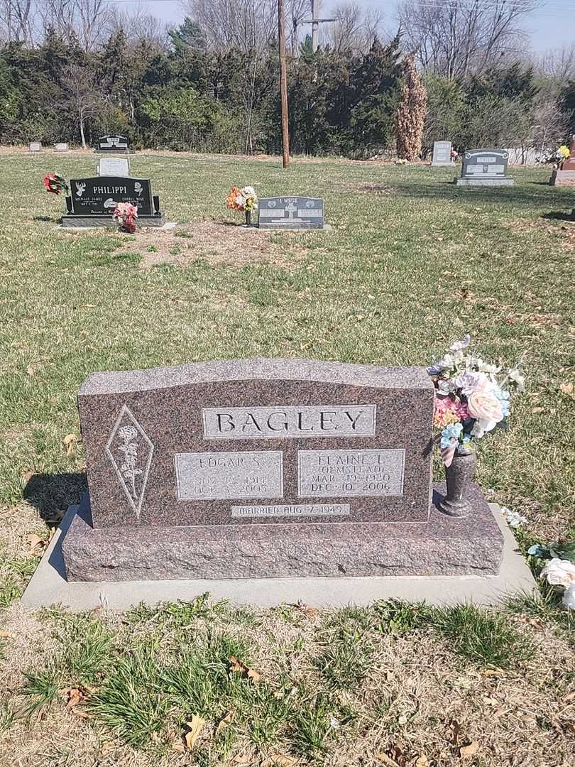 Elaine L. Qemstead Bagley's grave. Photo 1