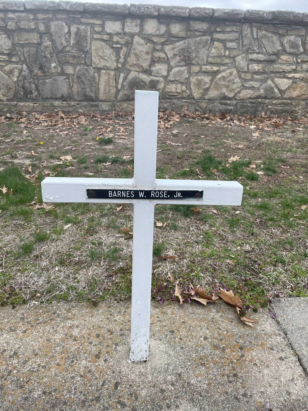 Barnes W. Rose Junior's grave. Photo 3