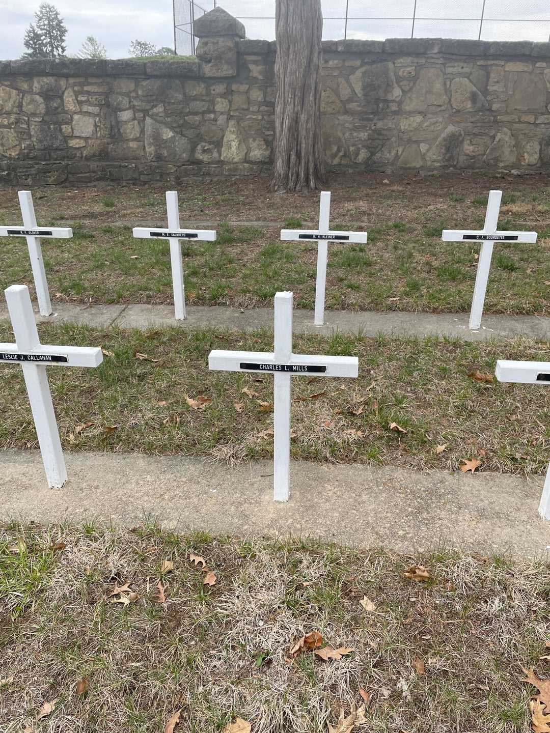 Charles L. Mills's grave. Photo 2